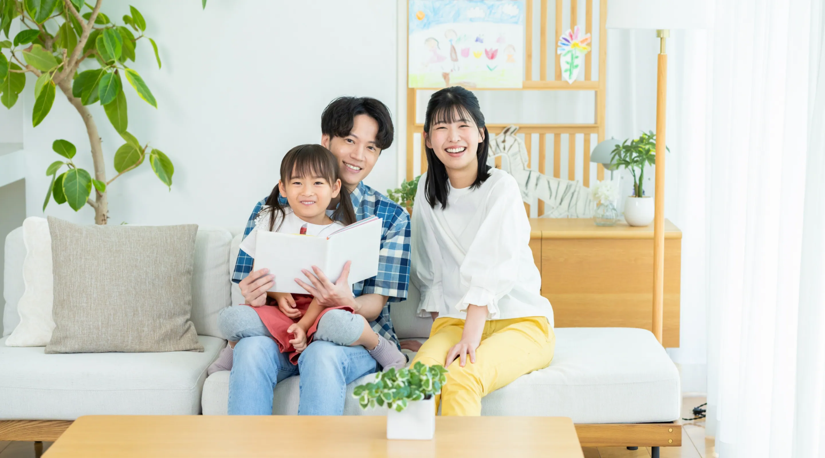 室内で一家団欒している写真