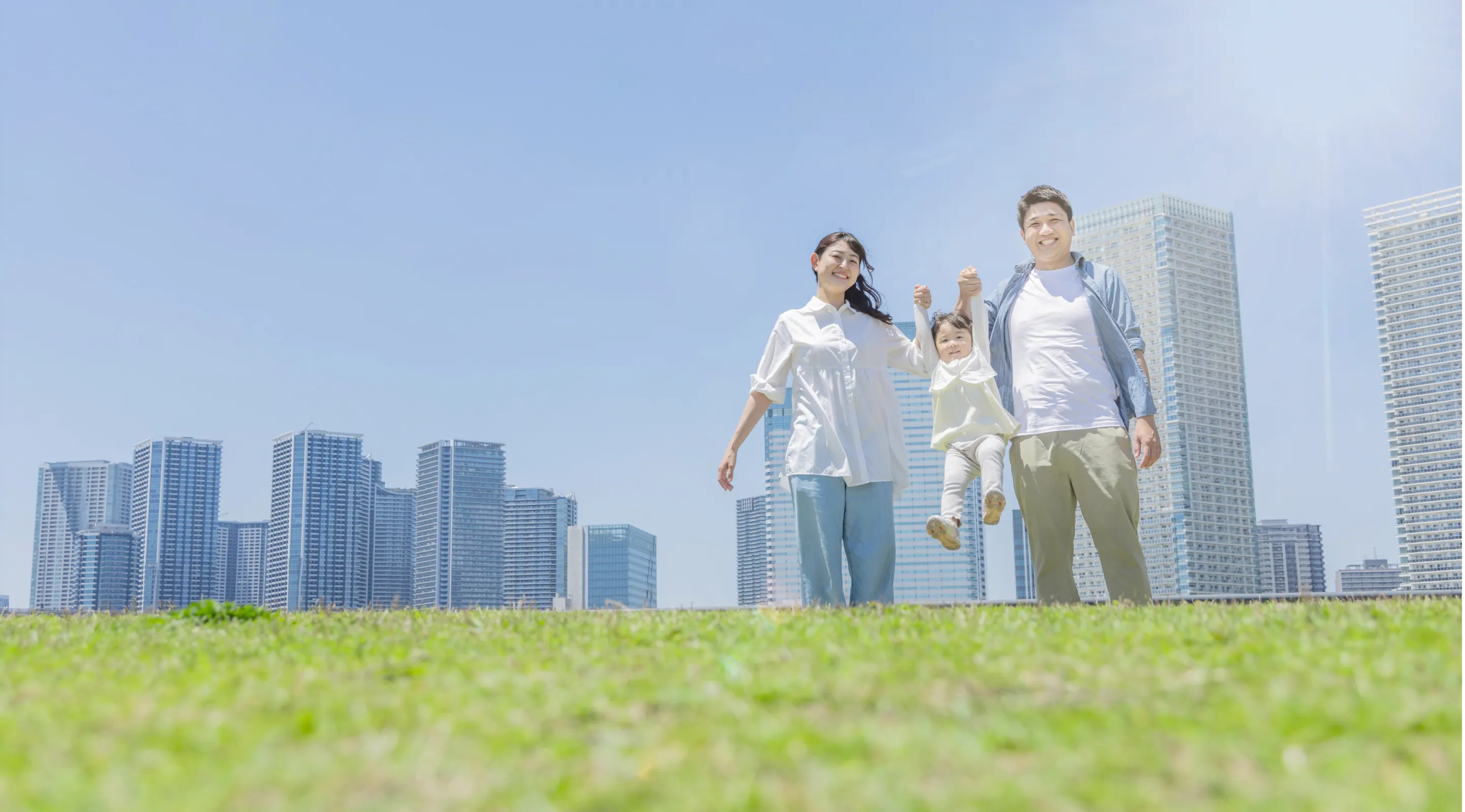 室外で一家団欒している写真